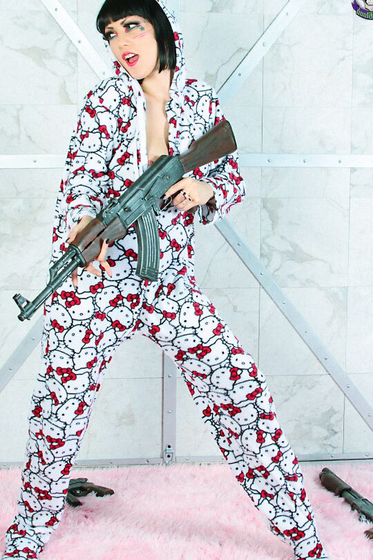 15P Gunned Up Goth Pornstar Asphyxia Noir balanceando un mono de Hello Kitty
