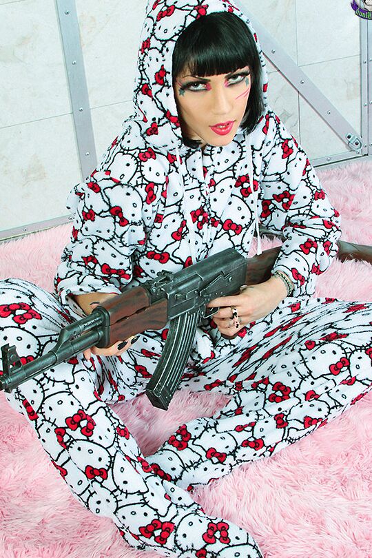 15P Gunned Up Goth Pornstar Asphyxia Noir balanceando un mono de Hello Kitty