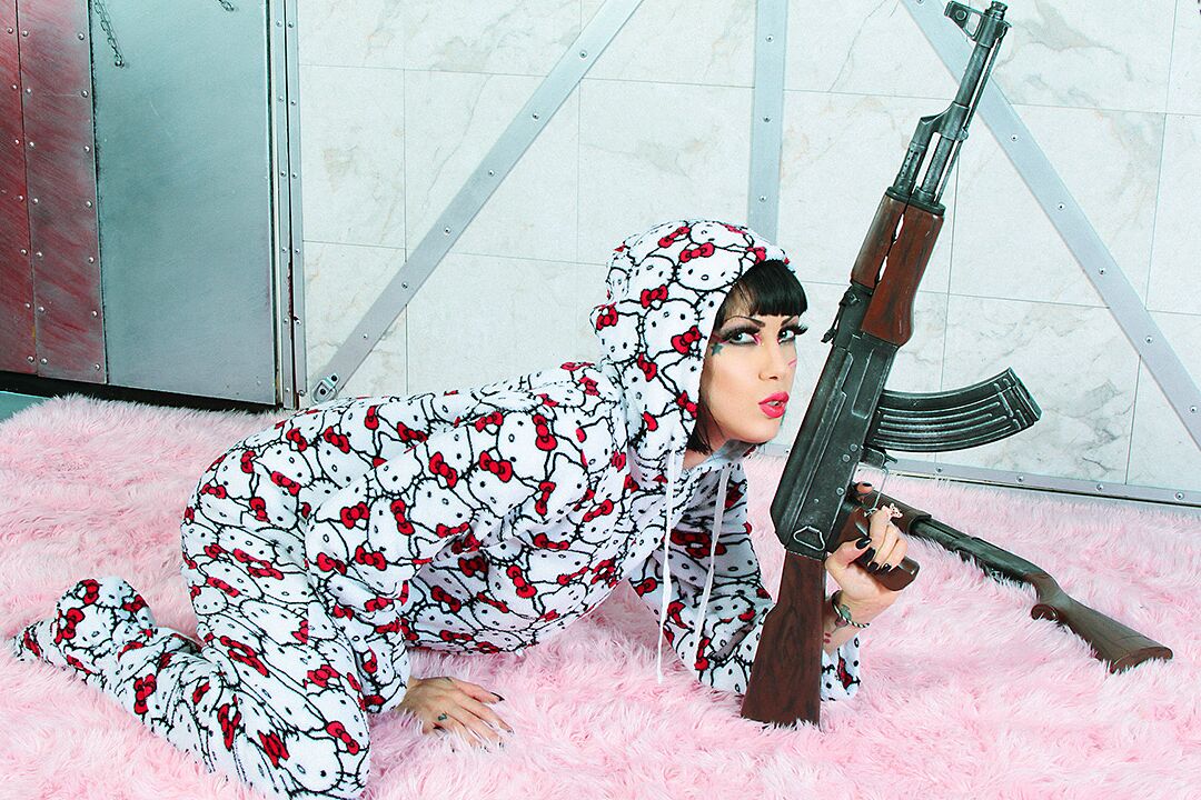 15P Gunned Up Goth Pornstar Asphyxia Noir balanceando un mono de Hello Kitty