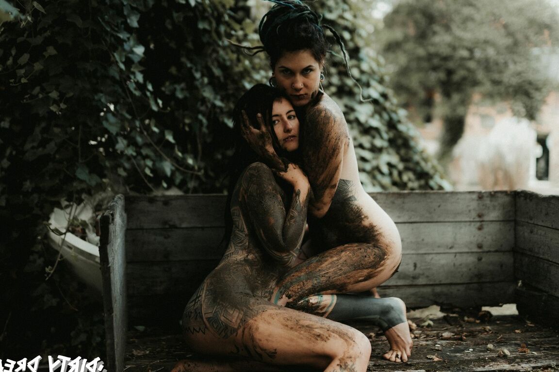 16P Lesbianas muy tatuadas Illuz