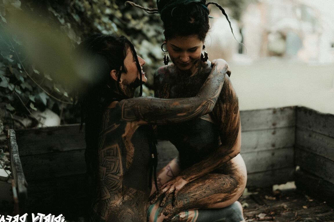 16P Lesbianas muy tatuadas Illuz