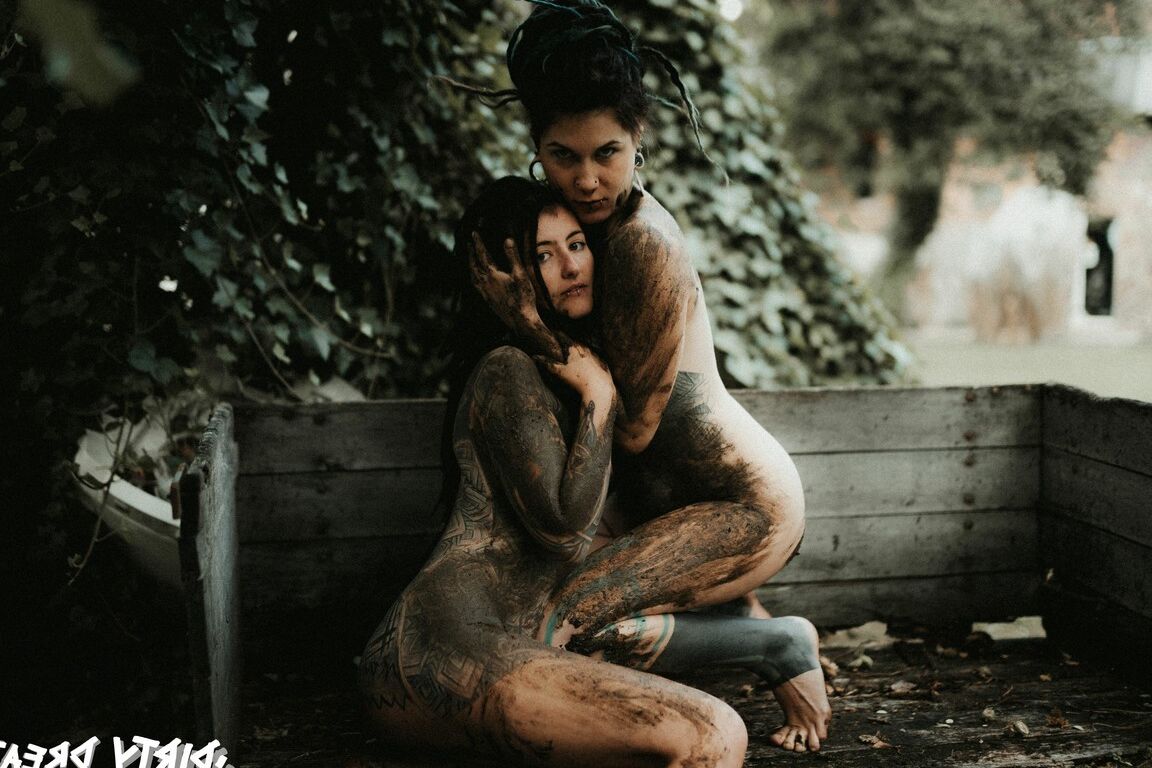 16P Lesbianas muy tatuadas Illuz