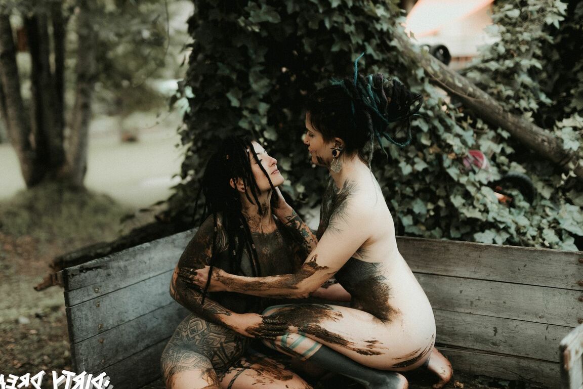 16P Lesbianas muy tatuadas Illuz