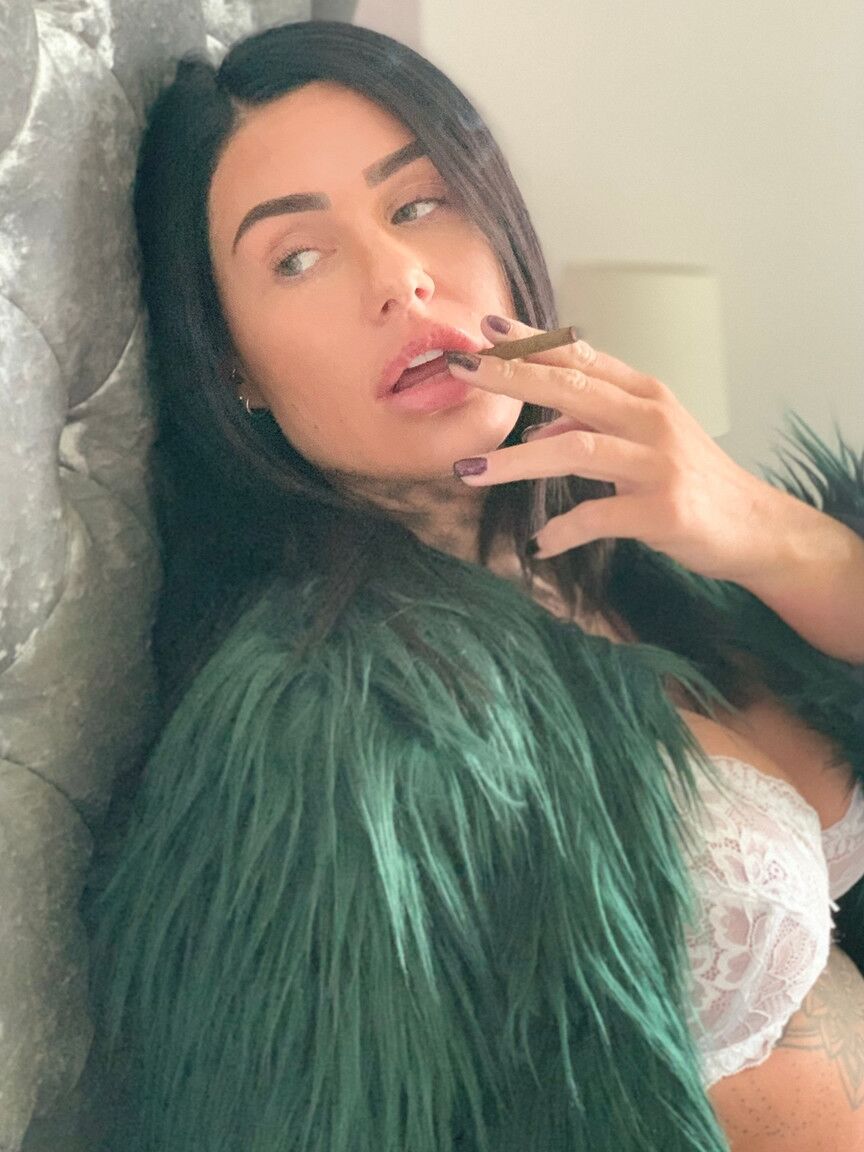 15P Superbe brune taquine avec ses gros seins en fumant en lingerie sexy