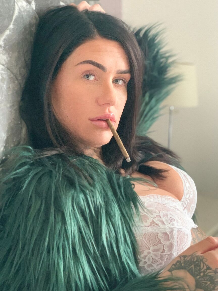 15P Superbe brune taquine avec ses gros seins en fumant en lingerie sexy