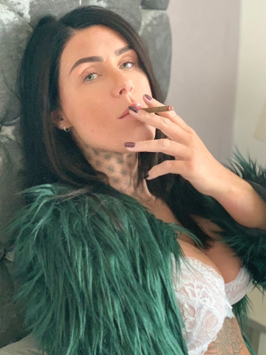 15P Superbe brune taquine avec ses gros seins en fumant en lingerie sexy