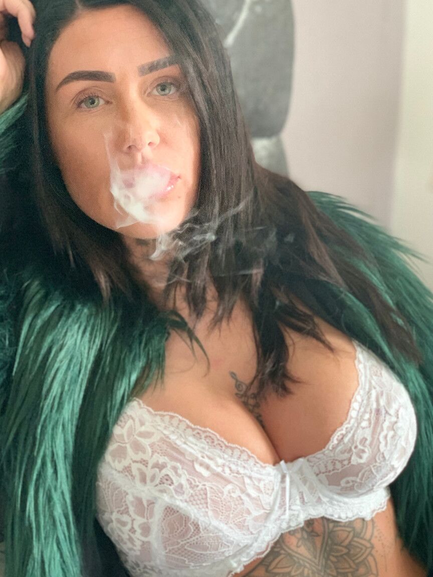 15P Superbe brune taquine avec ses gros seins en fumant en lingerie sexy