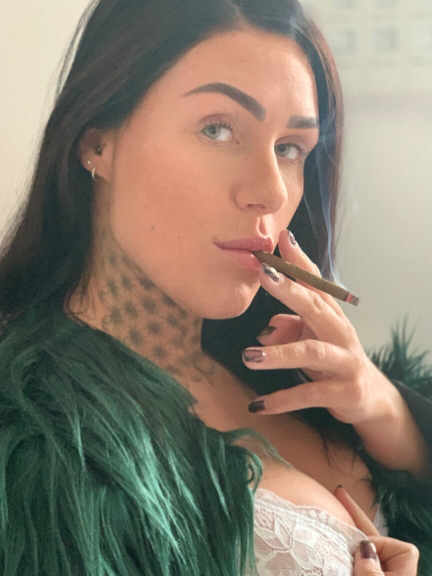 15P Superbe brune taquine avec ses gros seins en fumant en lingerie sexy