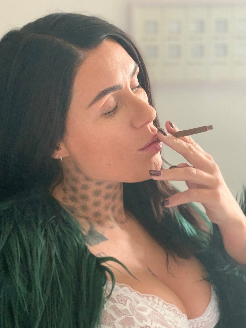 15P Superbe brune taquine avec ses gros seins en fumant en lingerie sexy