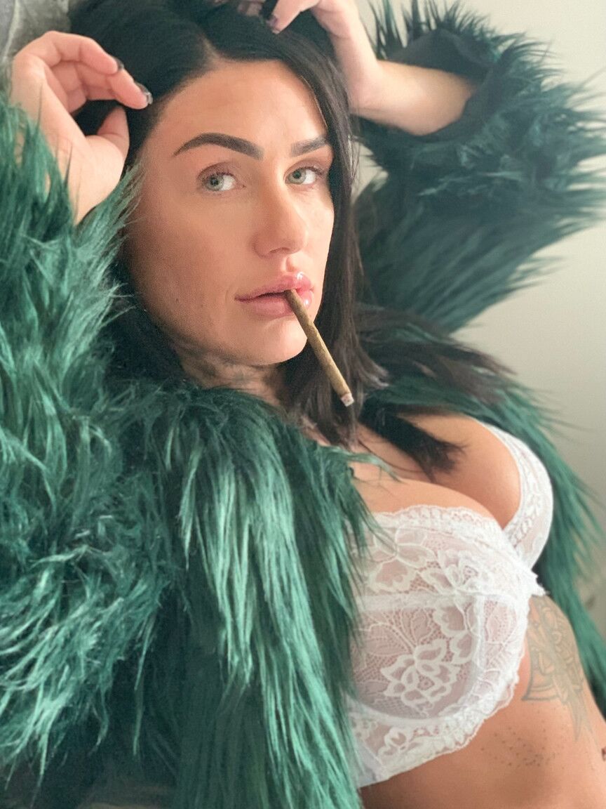 15P Superbe brune taquine avec ses gros seins en fumant en lingerie sexy