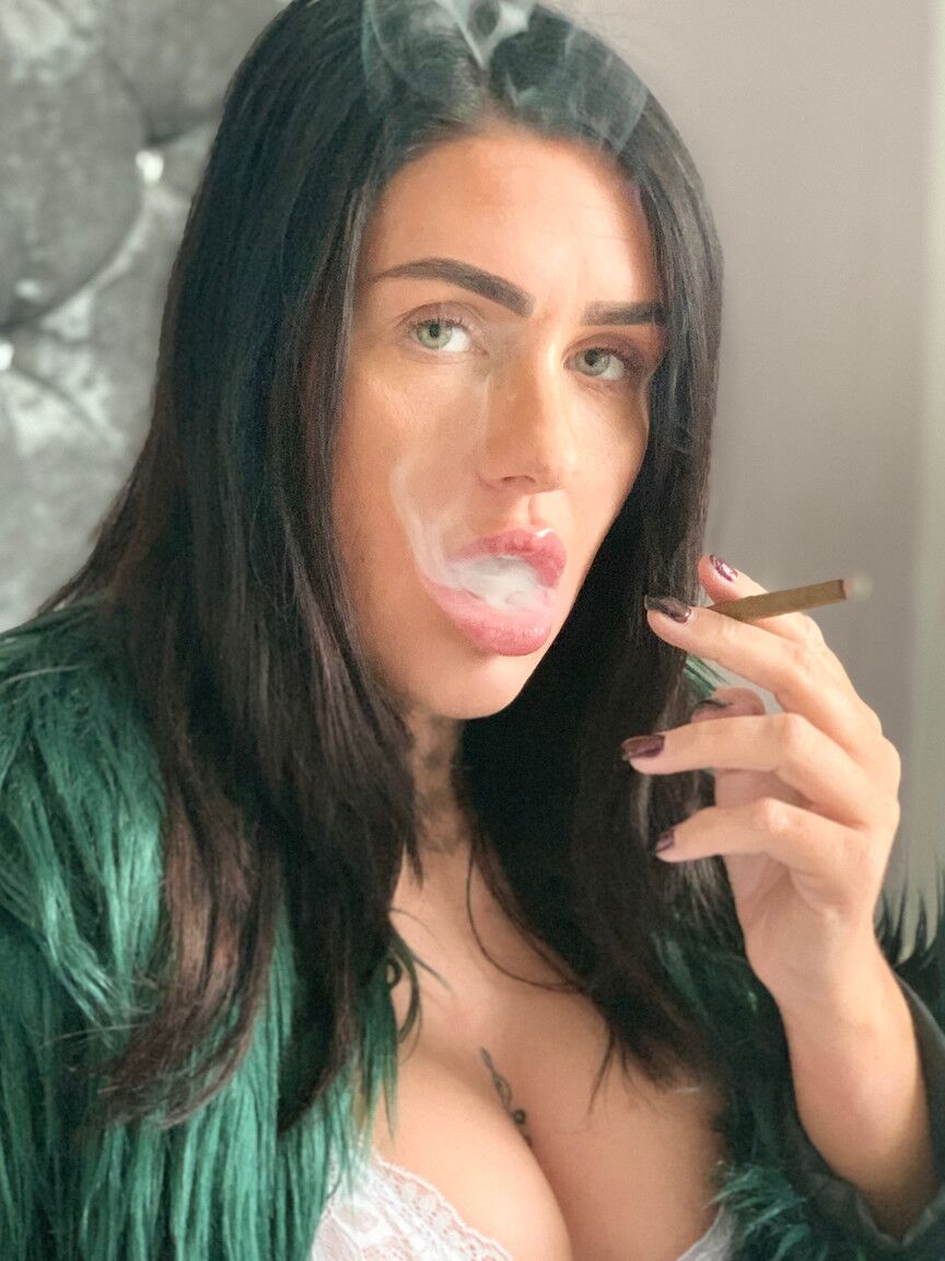15P Superbe brune taquine avec ses gros seins en fumant en lingerie sexy