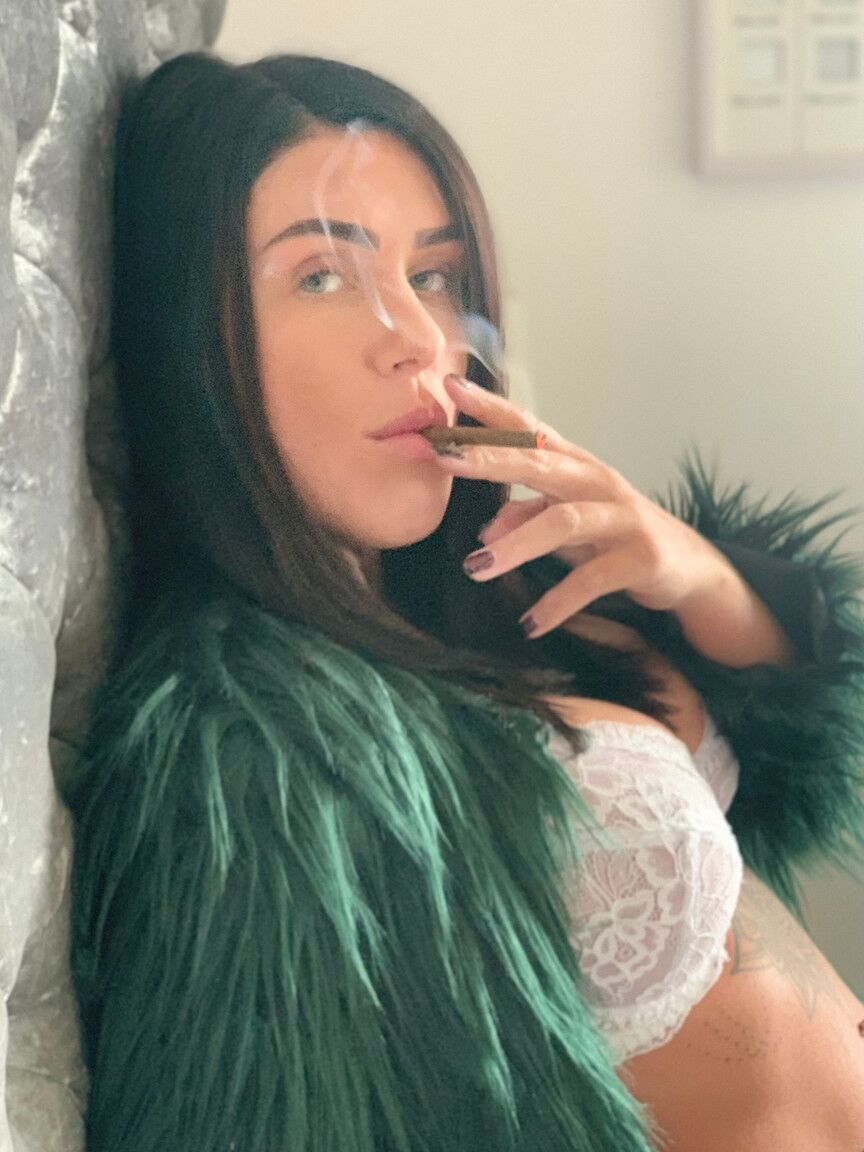 15P Superbe brune taquine avec ses gros seins en fumant en lingerie sexy