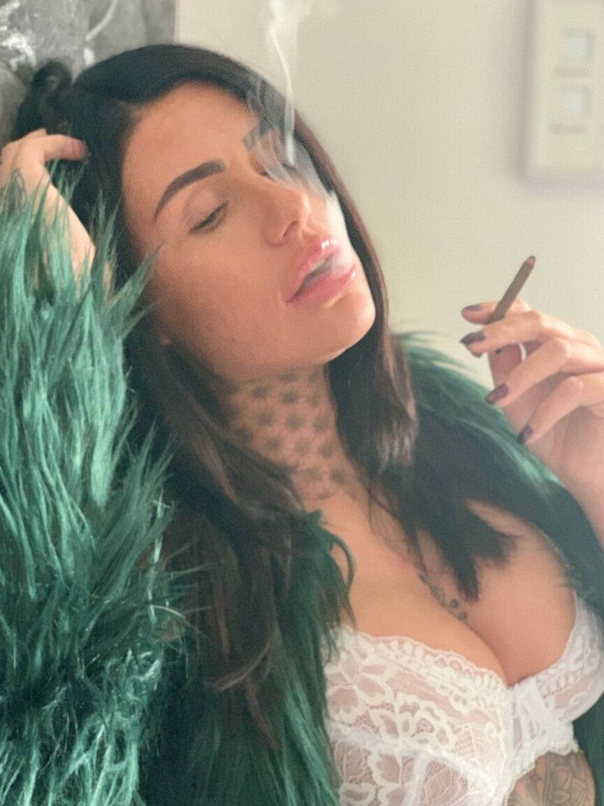 15P Superbe brune taquine avec ses gros seins en fumant en lingerie sexy
