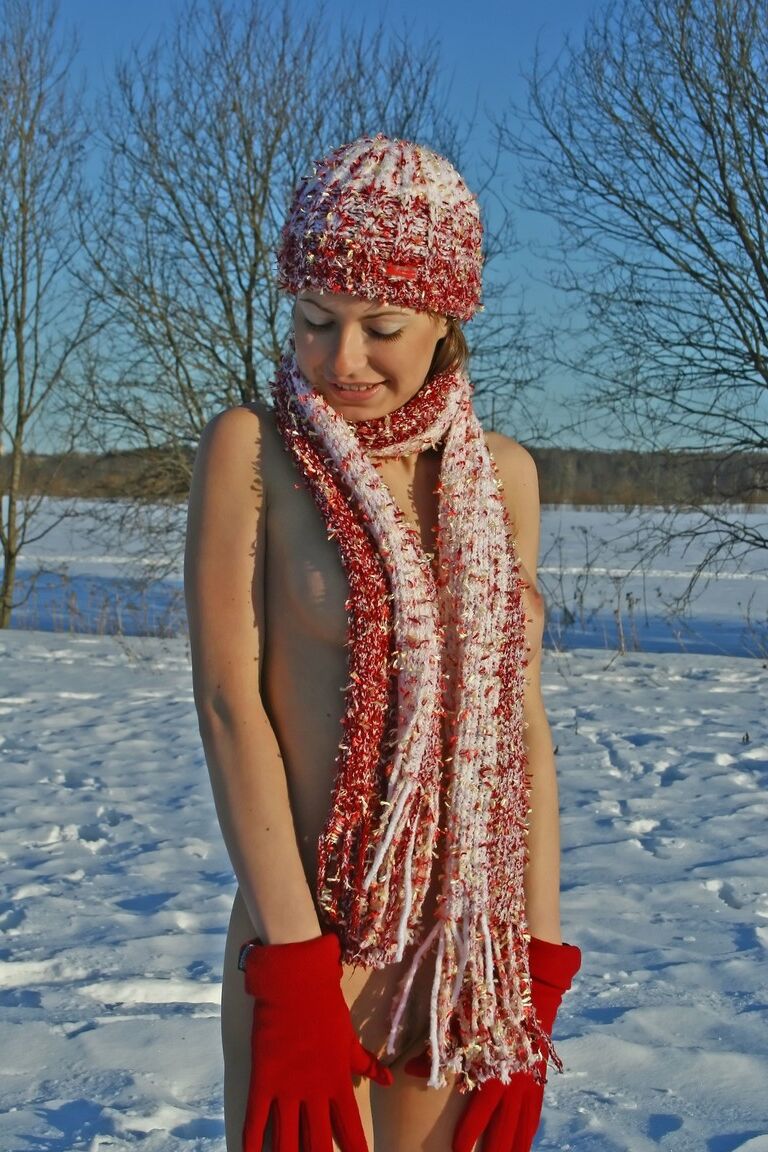 17P Garota de pele clara Dasha G ostenta mamilos duros durante poses nuas na neve