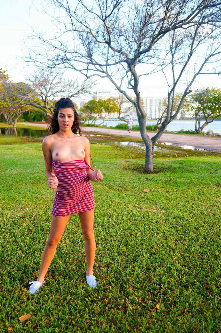 21P Doce adolescente com peitos pequenos Kylie revela seus peitos pequenos e bunda gostosa ao ar livre