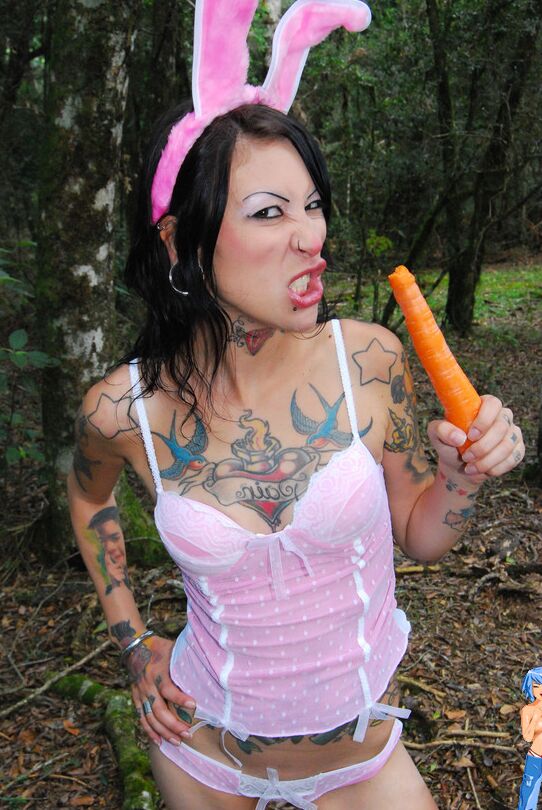 15P Adolescente amateur tatuada Conejito de Pascua con zanahoria