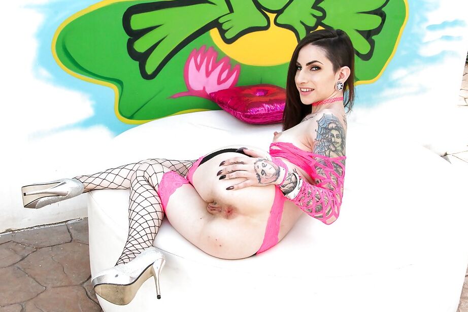 16P A estrela pornográfica punk magra Sheena Rose fazendo poses quentes em roupa de malha