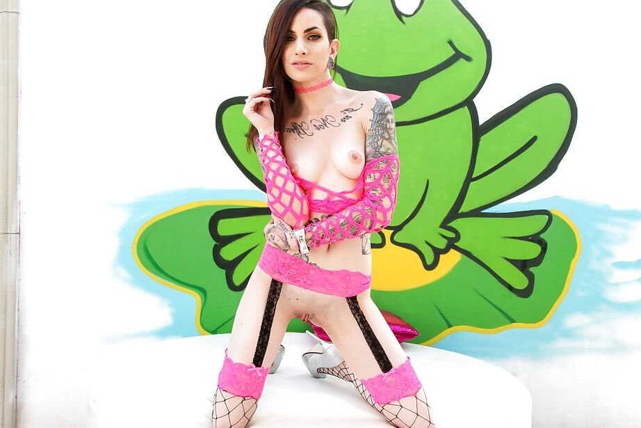 16P A estrela pornográfica punk magra Sheena Rose fazendo poses quentes em roupa de malha
