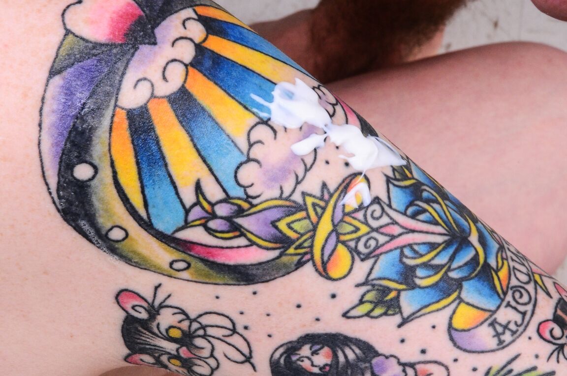 14P Pelirroja tatuada Misti Dawn follada en el coño en una follada dura en la cocina