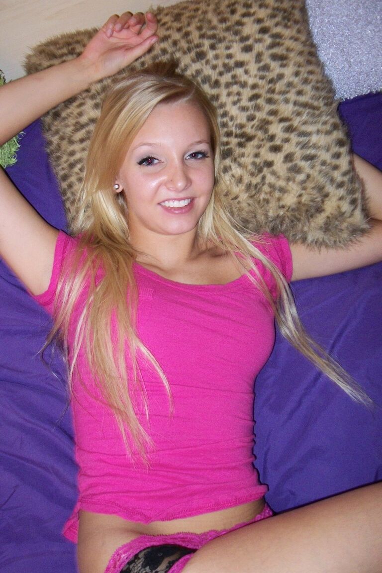 21P A linda adolescente Elle 3 tira sua calcinha sexy e mostra seu clitóris gostoso