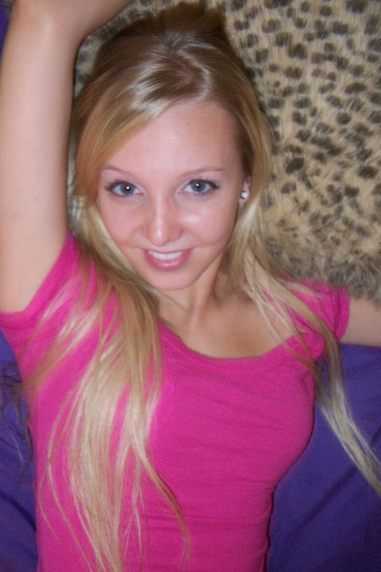 21P A linda adolescente Elle 3 tira sua calcinha sexy e mostra seu clitóris gostoso