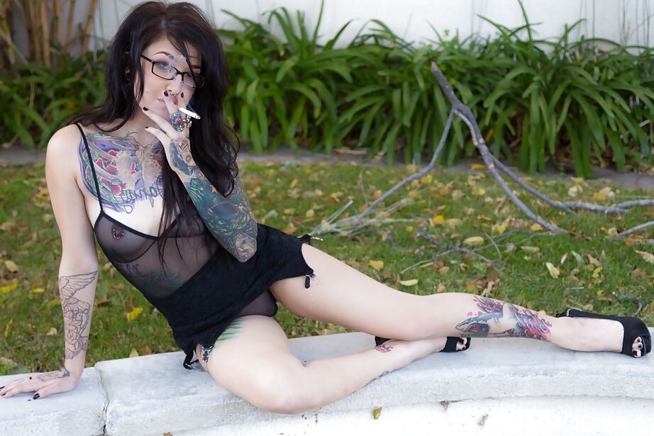 16P Garota emo tatuada exibindo suas curvas pálidas em lingerie preta sexy
