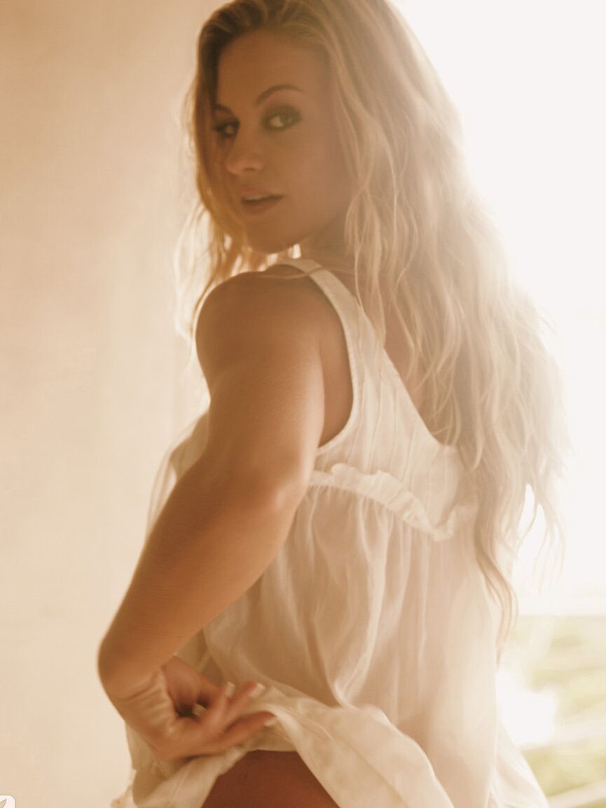 11P La rubia amateur Dany Giehl revela su cuerpo totalmente natural en solitario