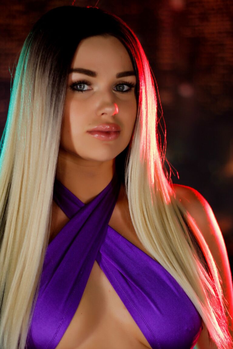 21P A linda pornstar Trina Rush exibe sua enorme bunda redonda e peitos maravilhosos