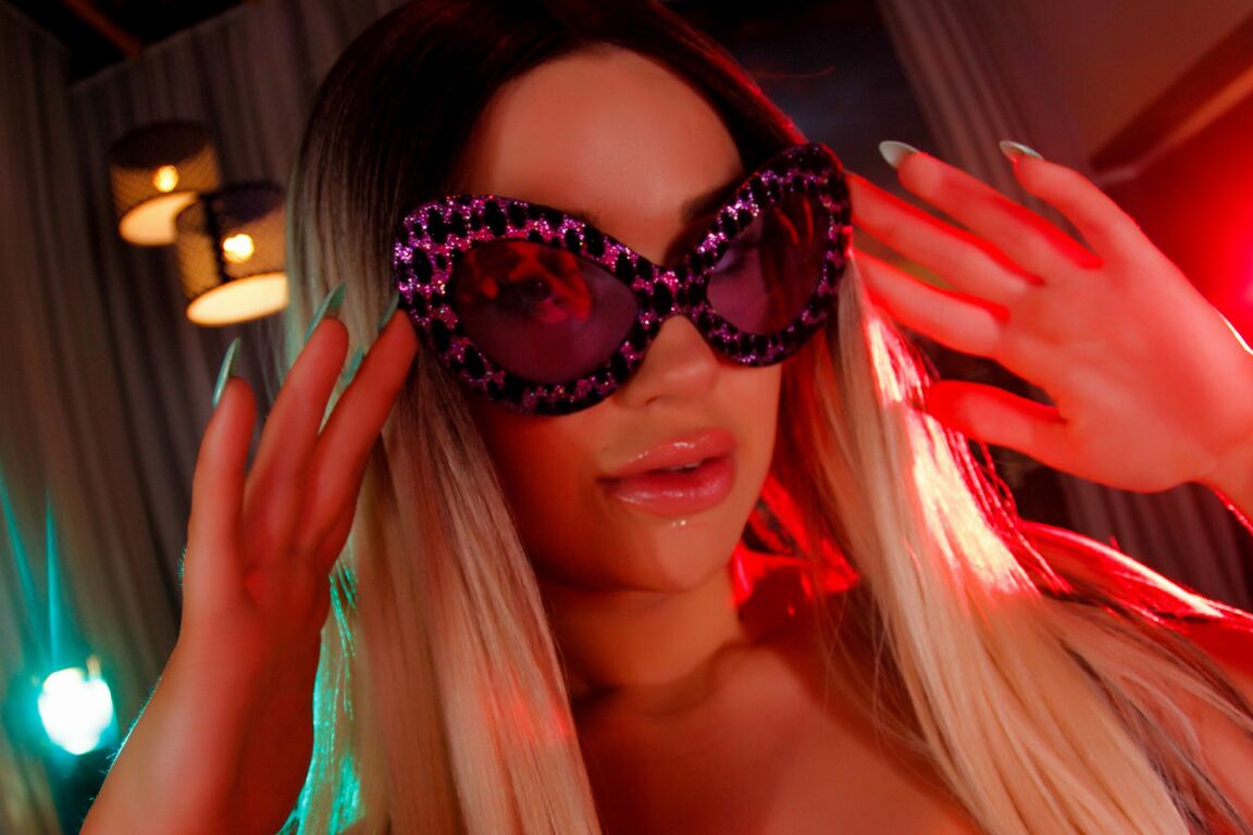 21P A linda pornstar Trina Rush exibe sua enorme bunda redonda e peitos maravilhosos