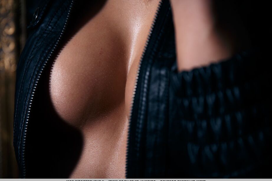 16P La belleza tatuada Emma desnudándose y masturbándose frente al espejo