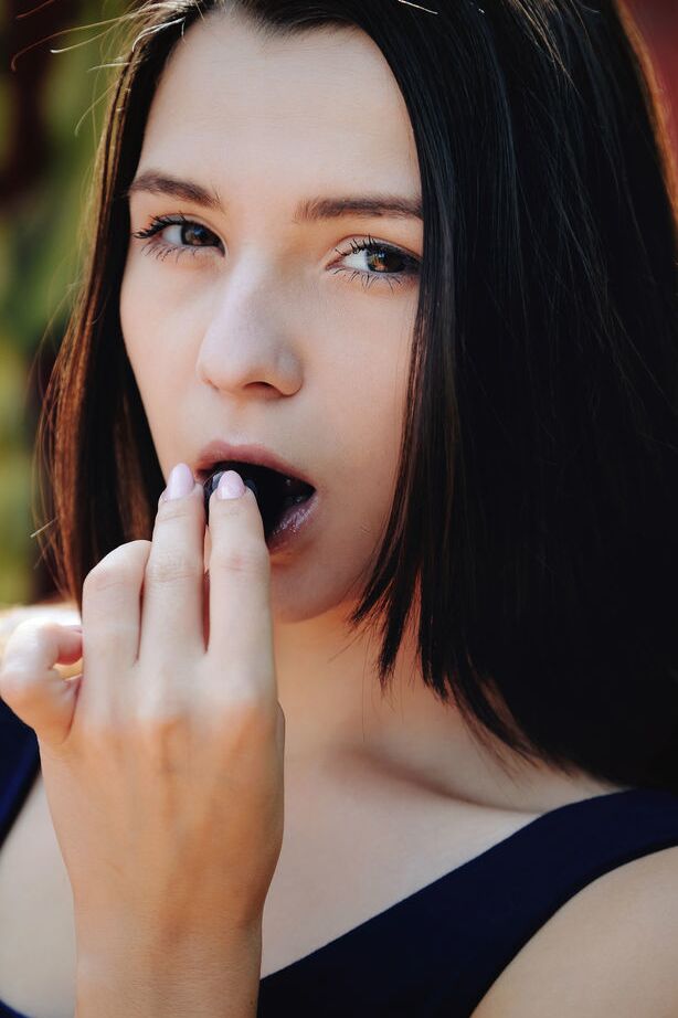 18P Hayli Sanders hace alarde de su dulce culo y su suave coño al aire libre
