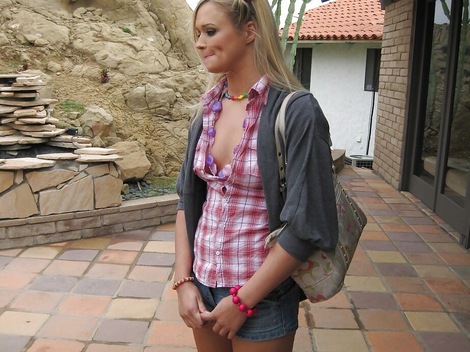 16P La superbe jeune Heather Starlet expose ses jolis seins et sa chatte rasée.
