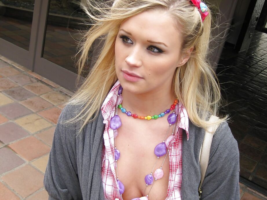 16P La superbe jeune Heather Starlet expose ses jolis seins et sa chatte rasée.