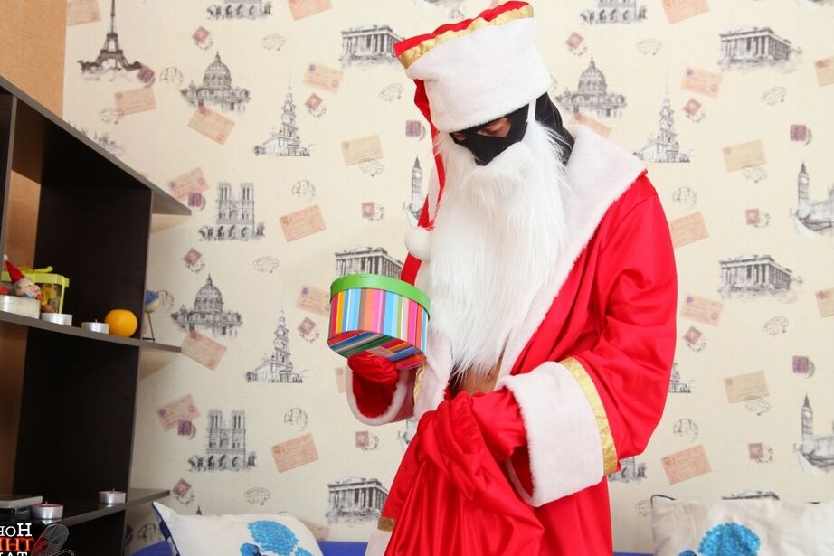 16P Blonder Teenager wird von einem maskierten Mann im Weihnachtsmannkostüm gebumst