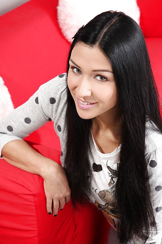 16P Sexy Teenie-Babe in Röhrenjeans Rita Elizabeth zieht sich aus