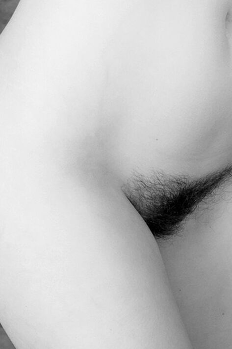 17P Une fille nue à la peau crémeuse invite à manger sa chatte poilue pendant qu'elle la caresse