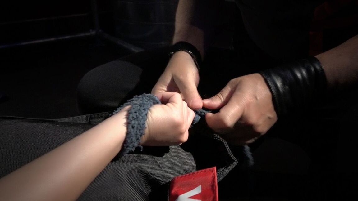 21P Lady Dee, une jeune tchèque ligotée, se fait caresser, doigter et baiser la chatte