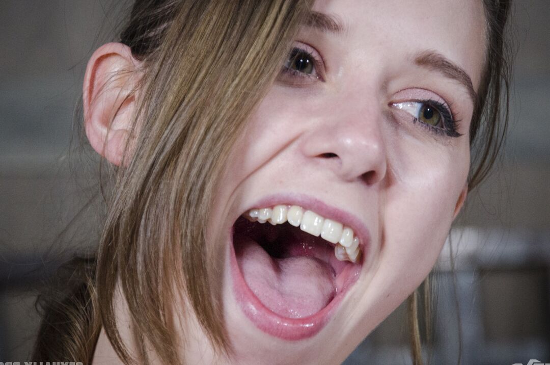 15P 女子大生ゾーイ・レインが拘束されながらハードコアな性行為をさせられる