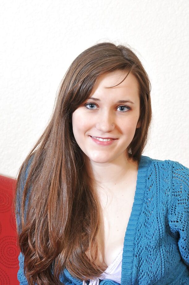 16P Adorable jovencita con tacones altos desnudándose y posando desnuda