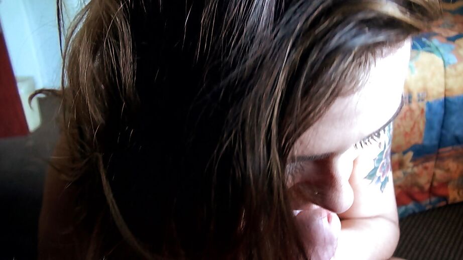 16P tätowierte junge Brünette Arianna führt Oralsex mit einem Schwanz durch