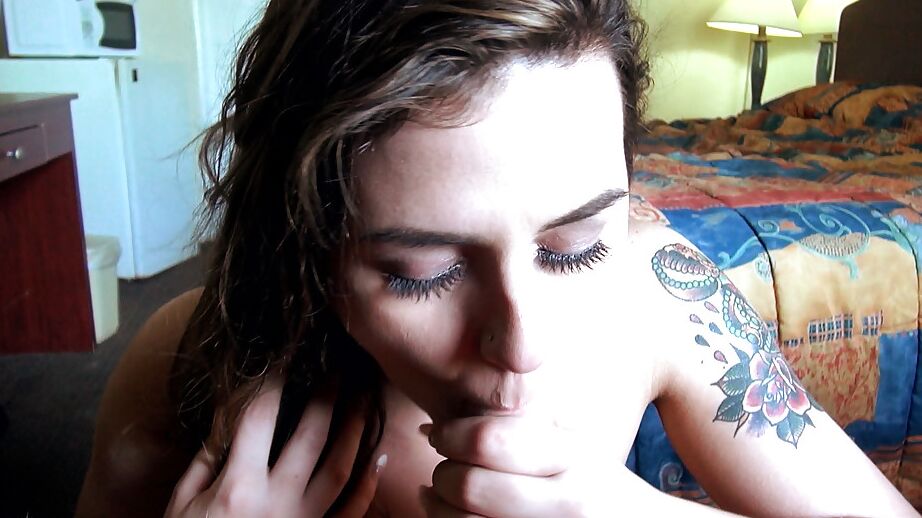 16P tätowierte junge Brünette Arianna führt Oralsex mit einem Schwanz durch