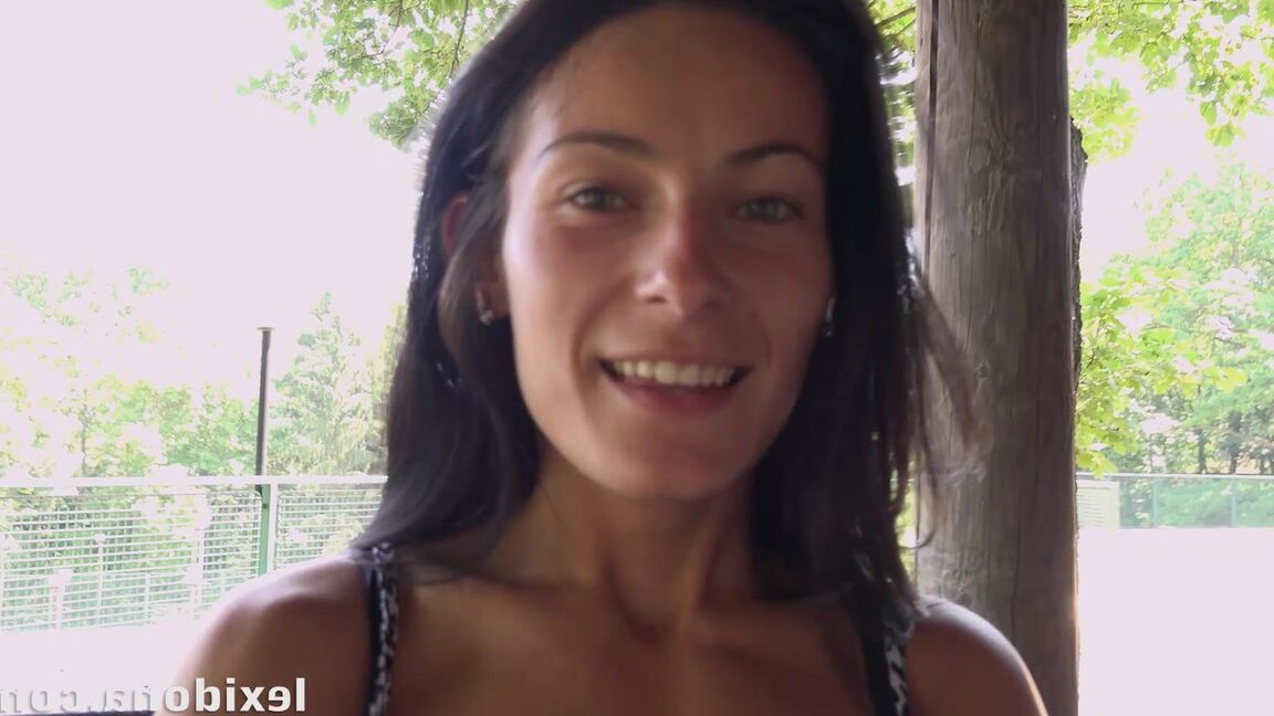 15P Lexi Dona, une jeune brune et maigre, fait l'amour en POV sur une terrasse couverte.