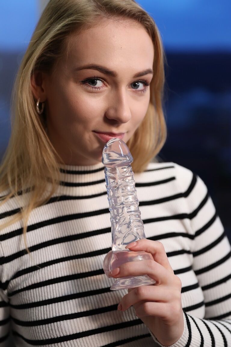18P Adolescente amadora Jenny Wild chupa um vibrador de sucção antes de se masturbar