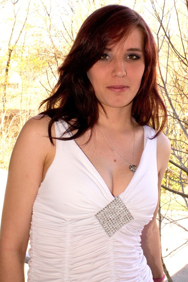 21P Nena amateur con un culo caliente Shylina se desnuda y prueba las pelotas de un chico