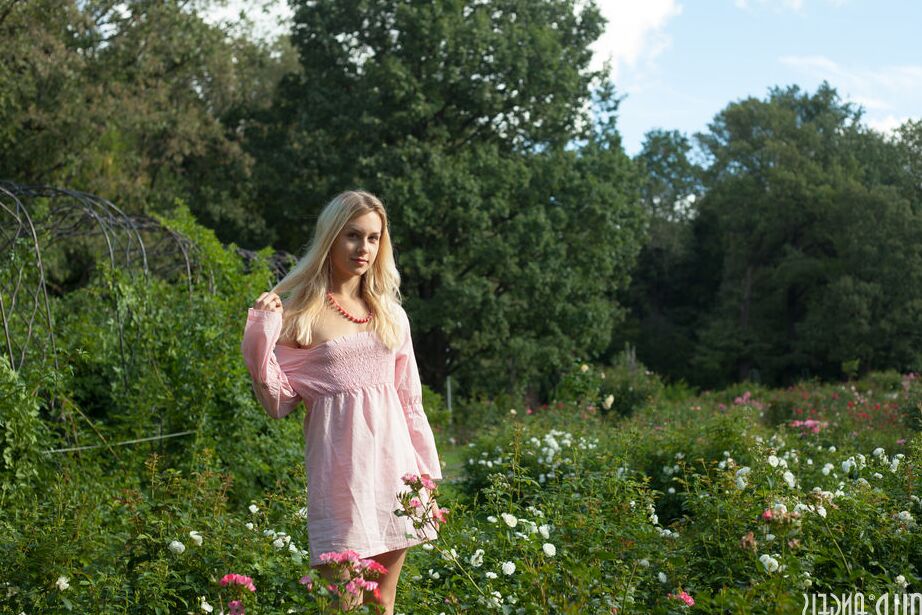 20P A loira suja Dolly toca sua buceta adolescente peluda com uma rosa branca em um gramado