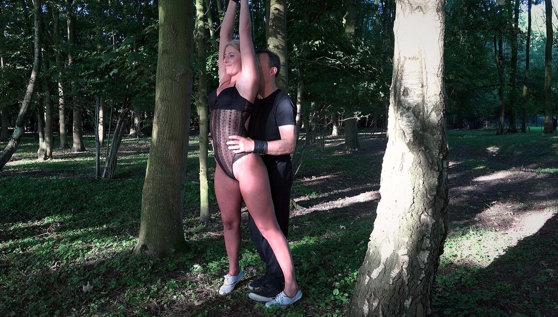17P 若いブロンドの女の子アリア・ローガンが森の中でBDSMゲーム中にチンポをしゃぶる