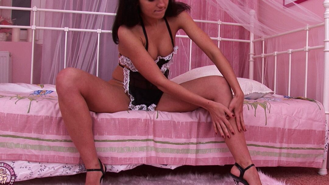 21P Amateur maid Viktory fingers herself before trying out her new toy