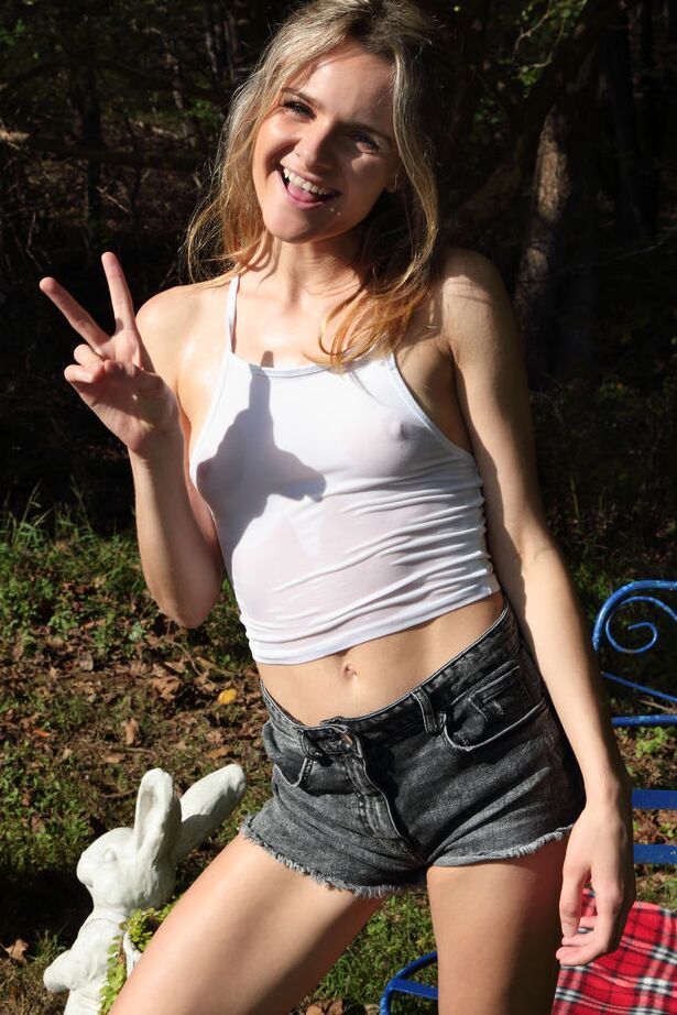 16P Die junge Blondine Addee Kate steckt sich im Freien eine Flasche und einen Flaschenöffner in die Möse
