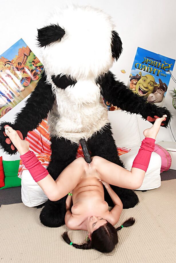 16P Petite morena adolescente se diverte muito com seu brinquedo panda