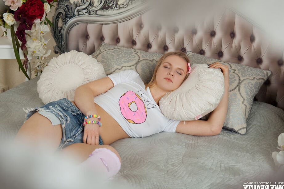 20P Cette magnifique beauté blonde pose et taquine nue sur son lit juste pour s'exhiber